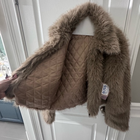 Luxurious Faux Fur Women's Jacket - Tan - Picture 2 of 7